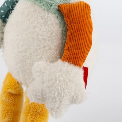 Peluche Ours Polaire Patchwork - 31 cm signée Sigikid, gros plan sur une main Peluche Ours Polaire Patchwork - 31 cm signée Sigikid, gros plan sur une main