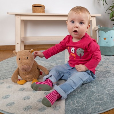 Enfant jouant avec Peluche Capybara Brun en Fibres Naturelles - 30 cm signée Sigikid Enfant jouant avec Peluche Capybara Brun en Fibres Naturelles - 30 cm signée Sigikid