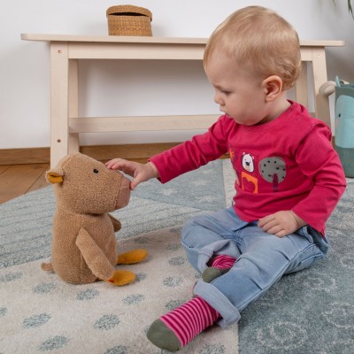 Enfant jouant avec Peluche Capybara Brun en Fibres Naturelles - 30 cm signée Sigikid Enfant jouant avec Peluche Capybara Brun en Fibres Naturelles - 30 cm signée Sigikid